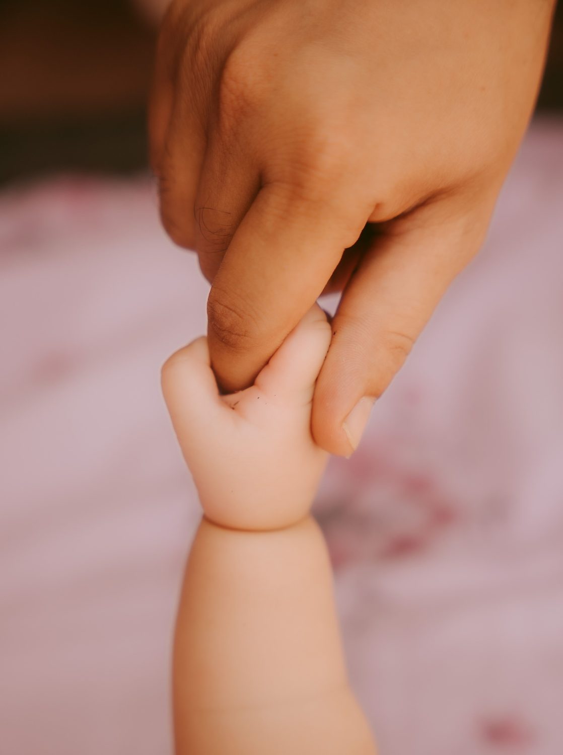 Madre abrazando a su hijo al aire libre, vínculo y apego
