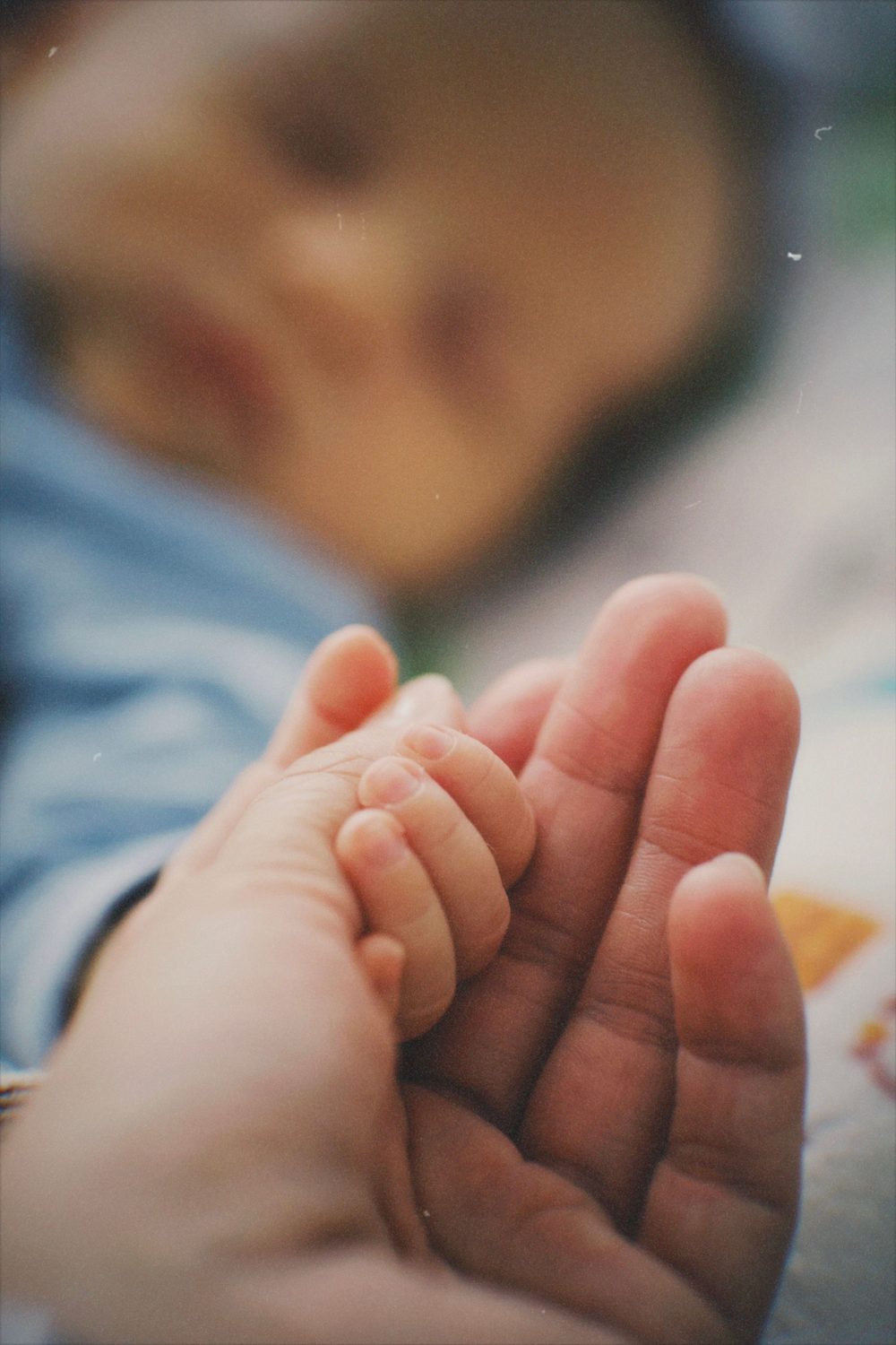 Niño durmiendo tranquilo en brazos de su madre